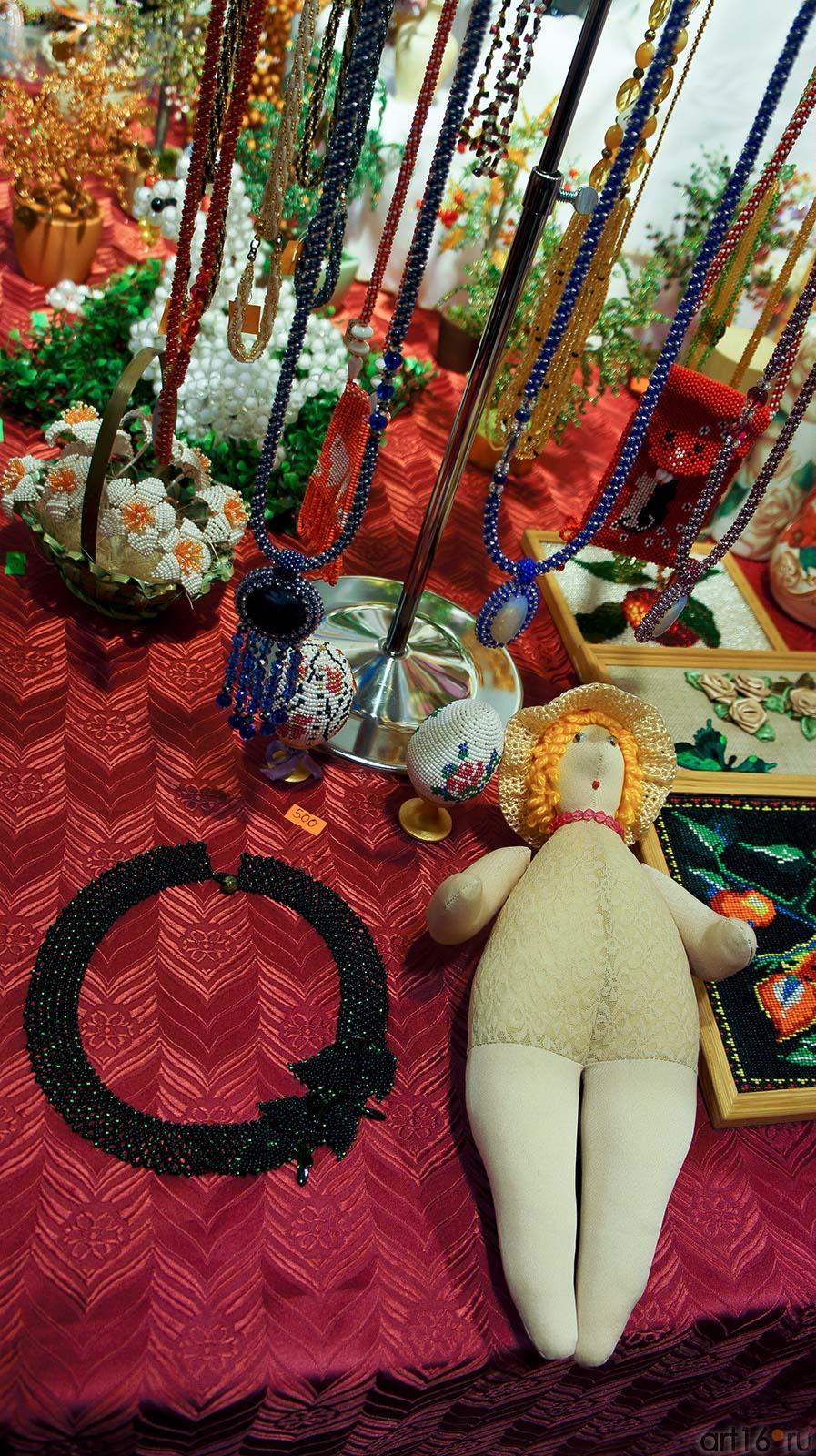 Изделия из биссера, тряпичная кукла на стенде НКХ ʺПрикамьеʺ, Пермь::«Арт Пермь» — 2012