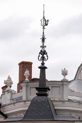 Шпиль с драконом на крыше КазанскогоТЮЗа (Островского, 10)