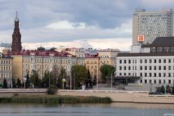 Вид с озера Нижний Кабан на колокольню Богоявленского собора, здание КФУ