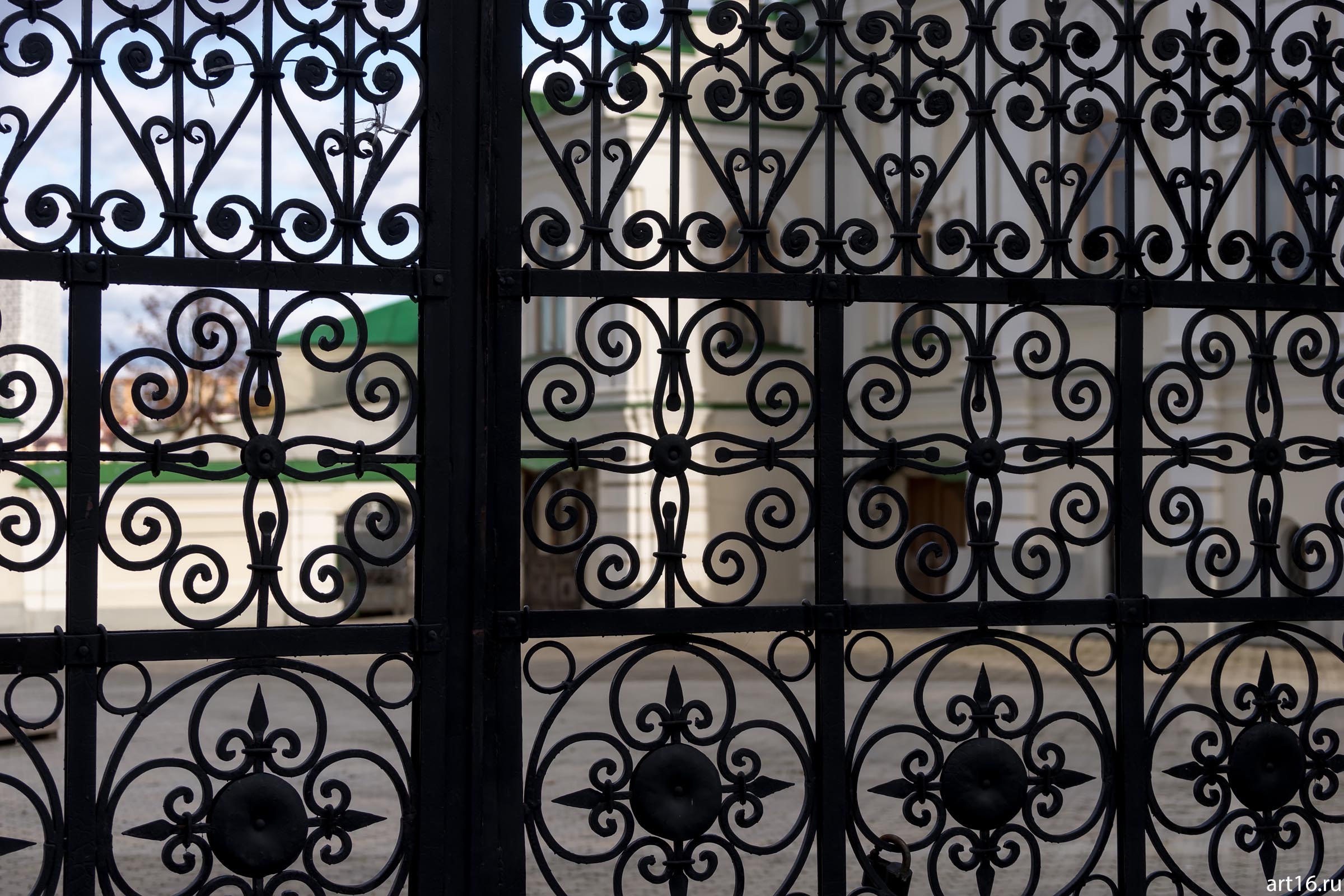 Ажурная решетка на воротах мечети Аль-Марджани::Казань, осень, природа