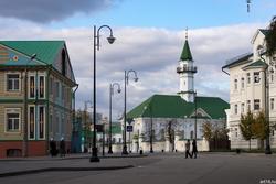 Отель Бал (слева), мечеть Аль-Марджани (в центре); Казань, октябрь 2016