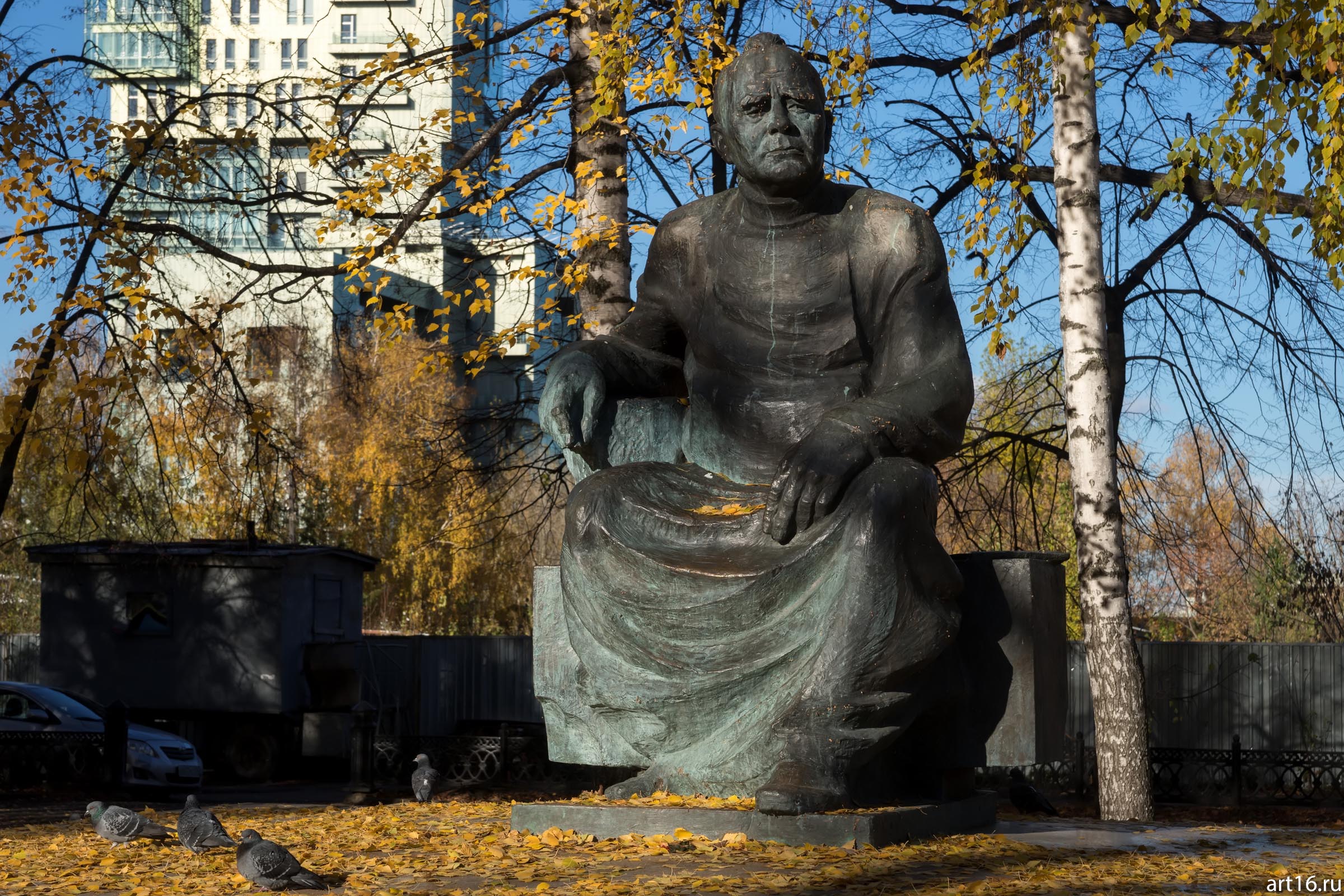 Скульптура Баки Идрисовича Урманче, октябрь 2016::Казань, осень, прогулка