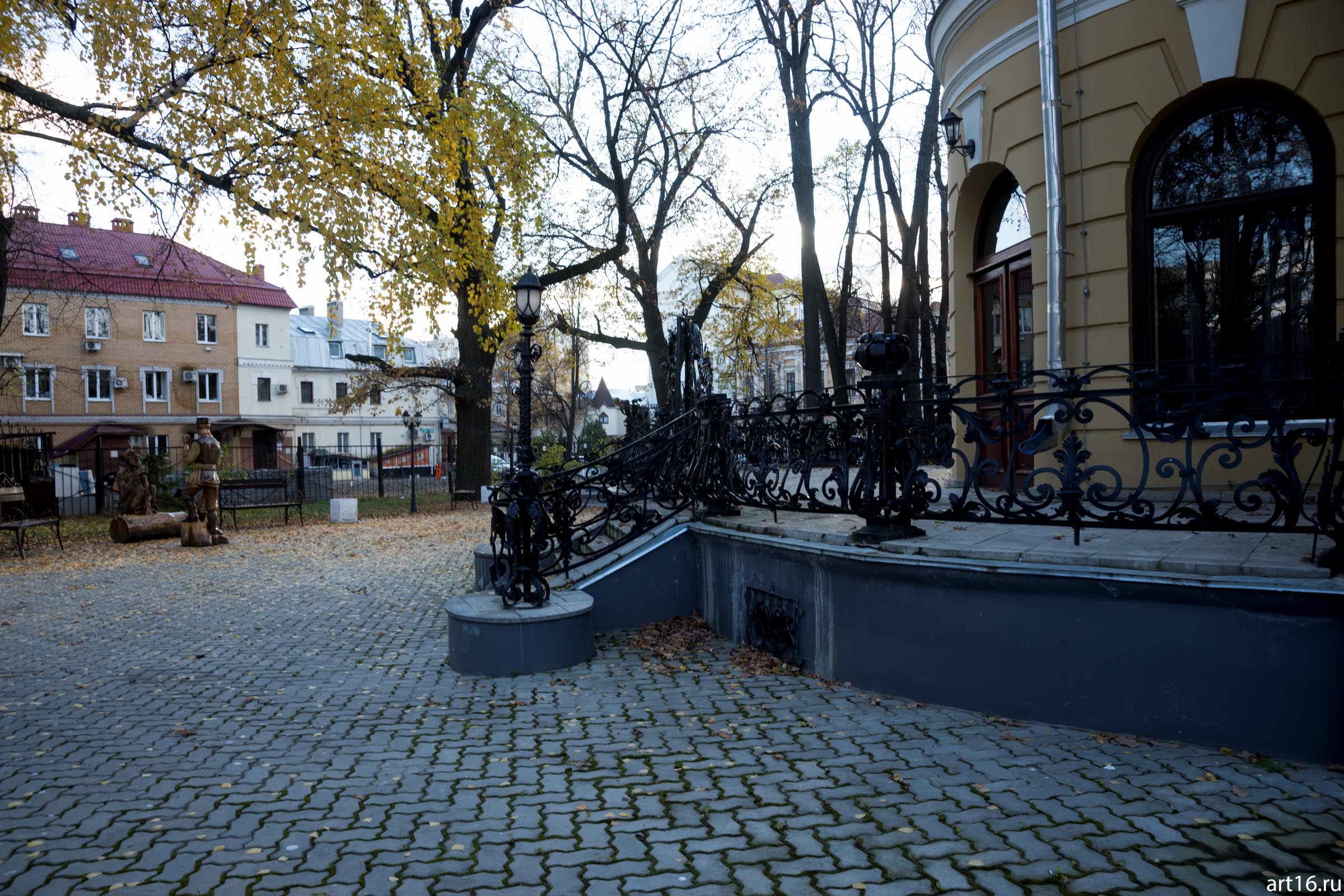 Территория дома СП РТ, Муштари, 14::Казань, осень, прогулка