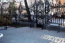 Ажурные решетки Казани. Забор возле дома СП РТ, Казань, октябрь 2016