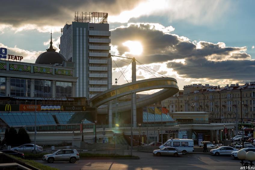 ТРК «Кольцо» в лучах заходящего солнца. Казань, Петербургская 1. Октябрь 2016::Казань, осень, прогулка