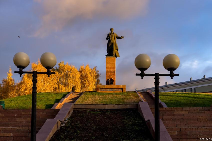 Памятник Муллануру Вахитову по проекту скульптора Ю. Г. Орехова::Казань, закат, сумерки, ночь