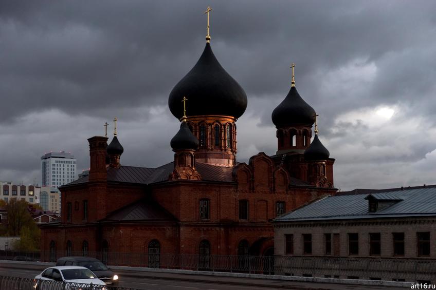 Покро́вский кафедра́льный собо́р — главная церковь Казанско-Вятской епархии Русской Православной Старообрядческой Церкви (РПСЦ).::Казань, закат, сумерки, ночь