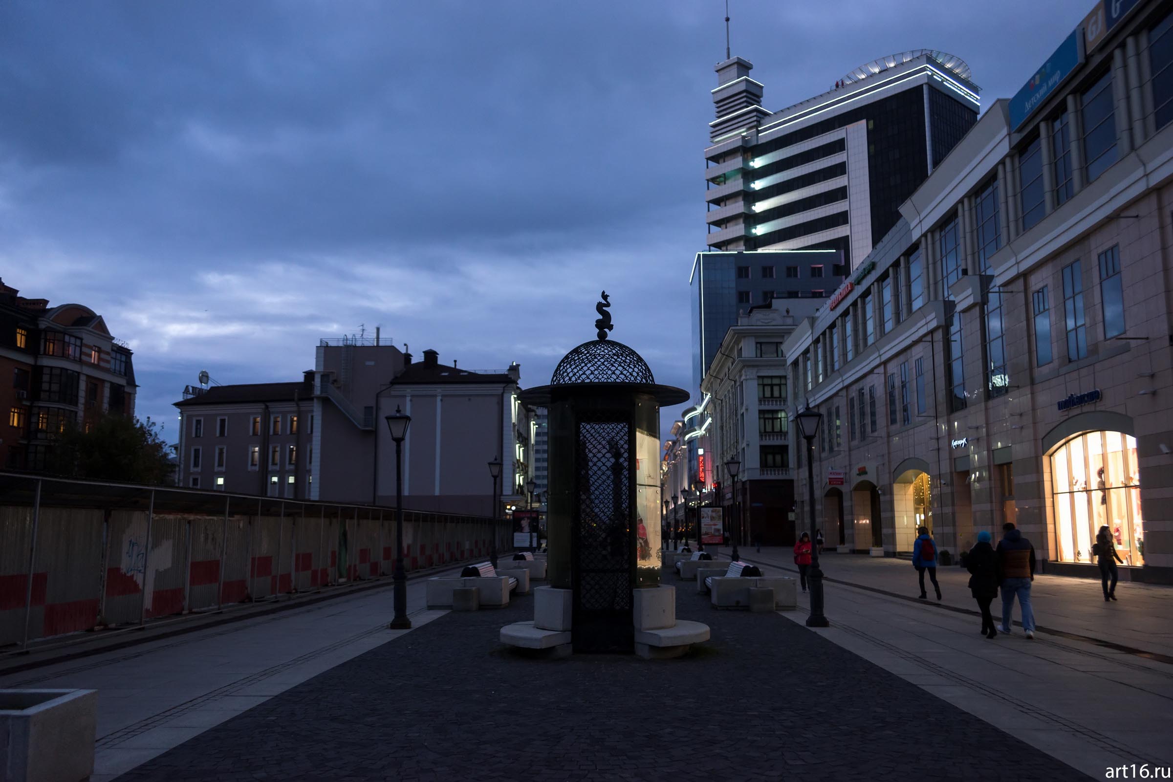 Улица петербургская 11. Петербургская улица Казань. Памятник на Петербургской Казань. Памятник Муллануру Вахитову в Казани. Казань Сумерки.