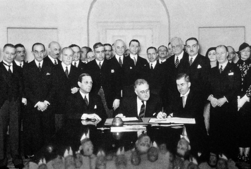 15 апреля 1935 года. В центре за столом Президент США Ф.Рузвельт::Фото для статей