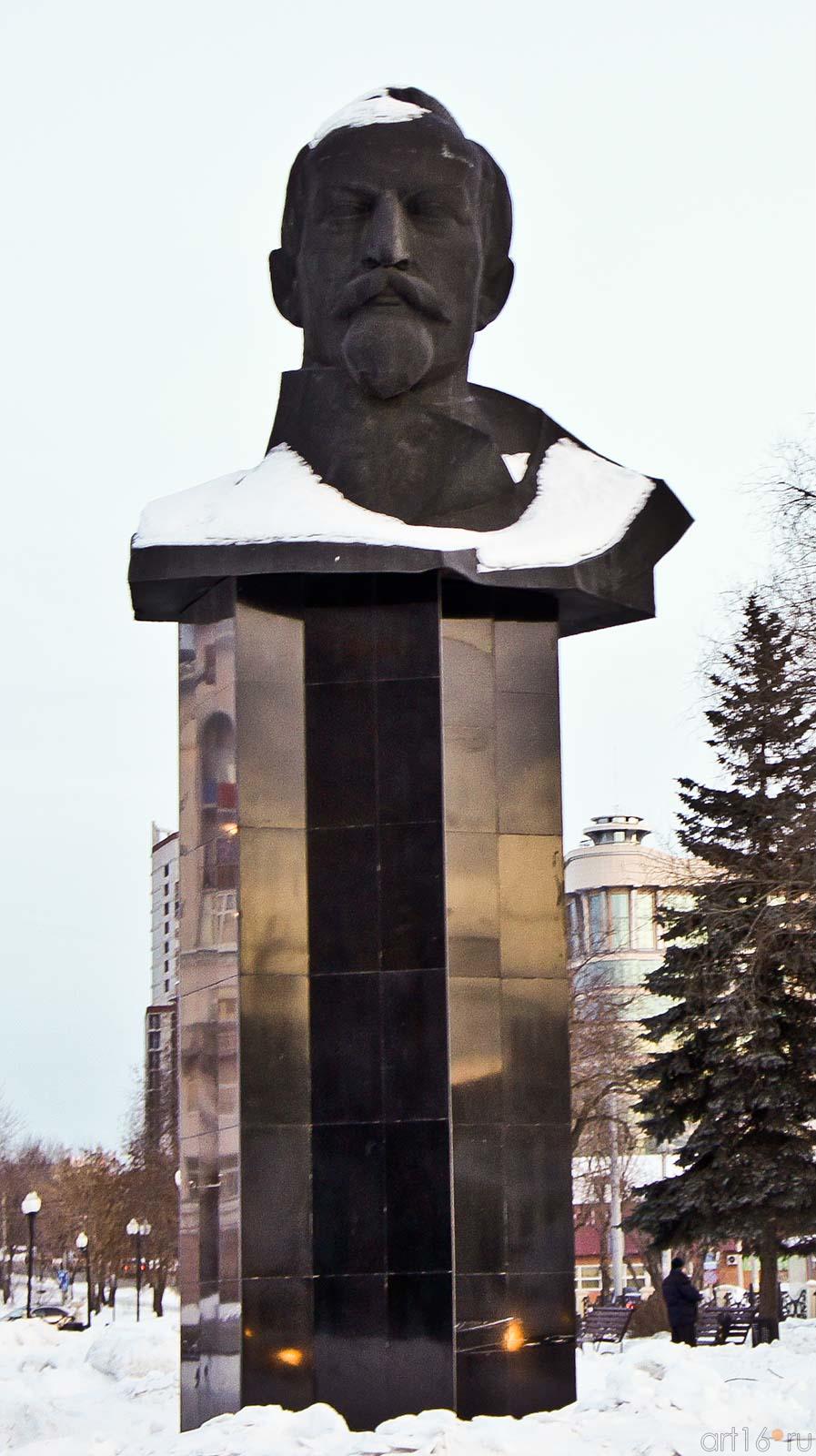Бюст Ф.Э. Дзержинского (1967). Скульптор - Уральский А.А. Пермь, январь 2012::Прогулка по Перми