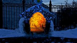 Рождественский вертеп возле церкви Казанской иконы Божией матери