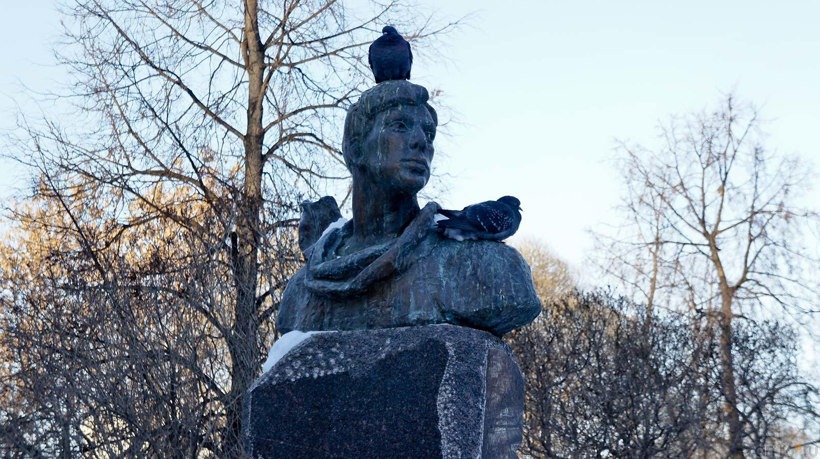 Памятник Борису Пастернаку. Театральный сквер. Пермь, январь 2012::Прогулка по Перми