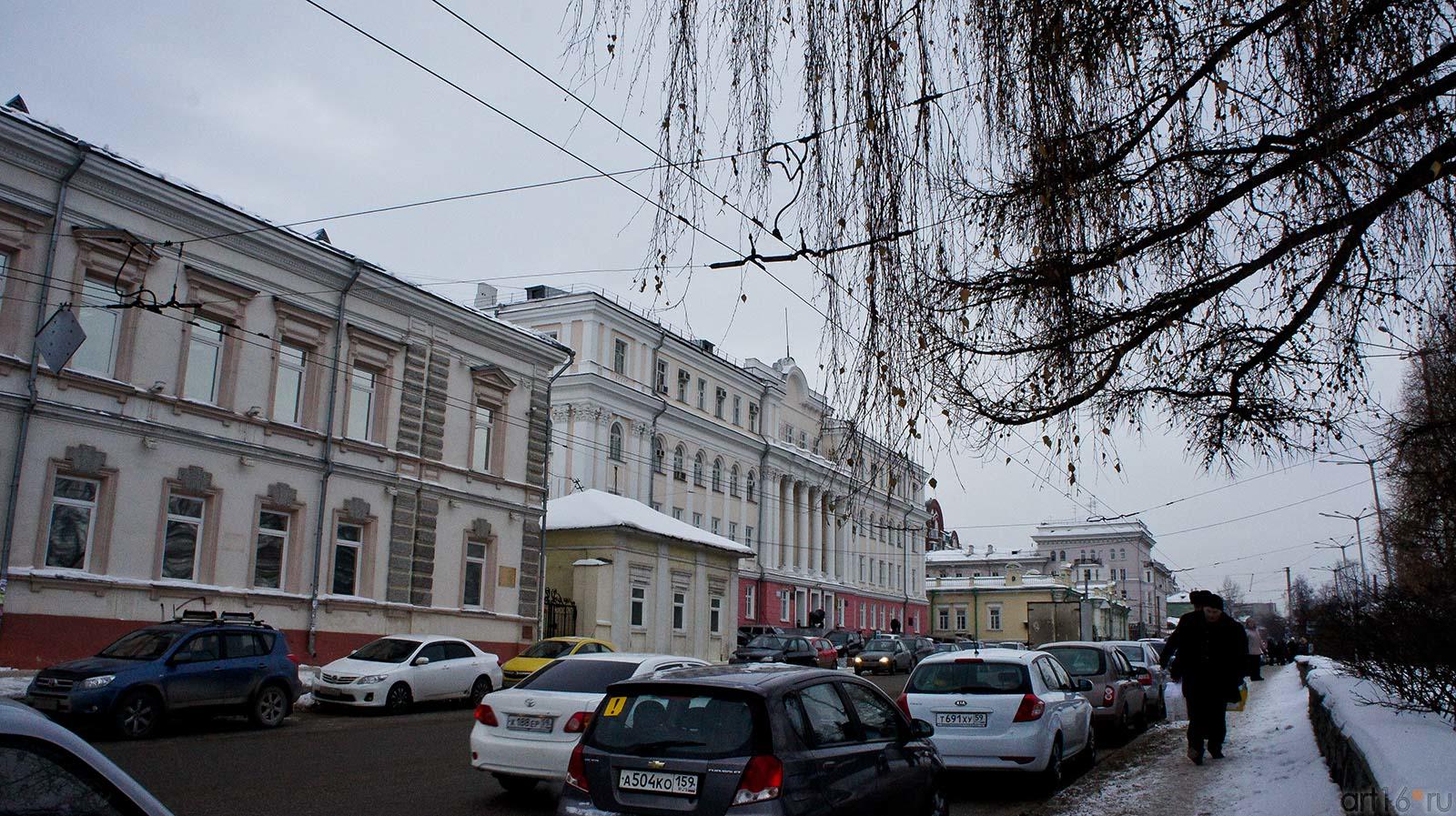 Слева: Дом купца Попова, ул. 25 лет Октября, 1. Пермь, январь 2012::Прогулка по Перми