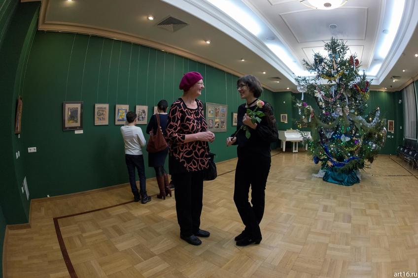 Марина Ахметова (справа)::Новогодние истории нереальных героев. Кукольные сезоны