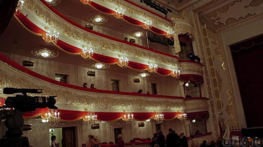 Вид на балконы и ложе ТАГТОиБ им.М.Джалиля (антракт)::Опера П.И.Чайковского «Евгений Онегин»