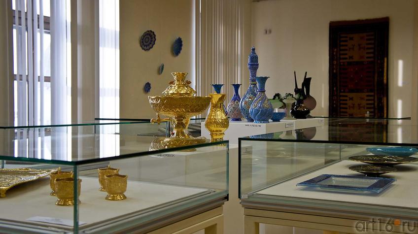 Фрагмент экспозиции выставки ʺИран в зеркале искусстваʺ::Иран в зеркале искусства