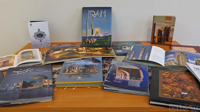 Фото №92106. Витрина с книгами и журналами, изданными в Иране