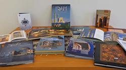 Витрина с книгами и журналами, изданными в Иране