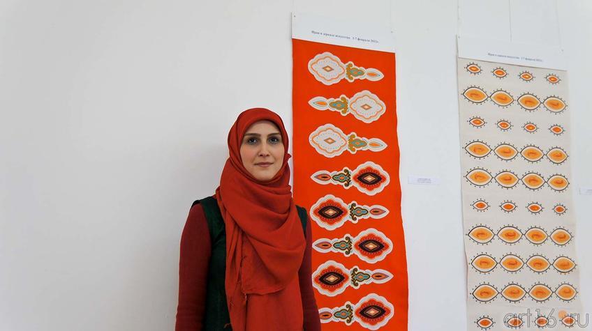  Азаде Махини возле декоративного панно (ткань, набойка, аппликация)::Иран в зеркале искусства
