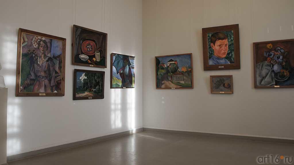 Фрагмент экспозиции. Зал Русского искусства нач. XX  века::Пермская Государственная художественная галерея, 2012