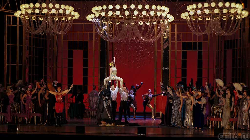 Действие второе, сцена вторая.  Флора заботится о развлечении своих гостей::Опера Джузеппе Верди «Травиата»