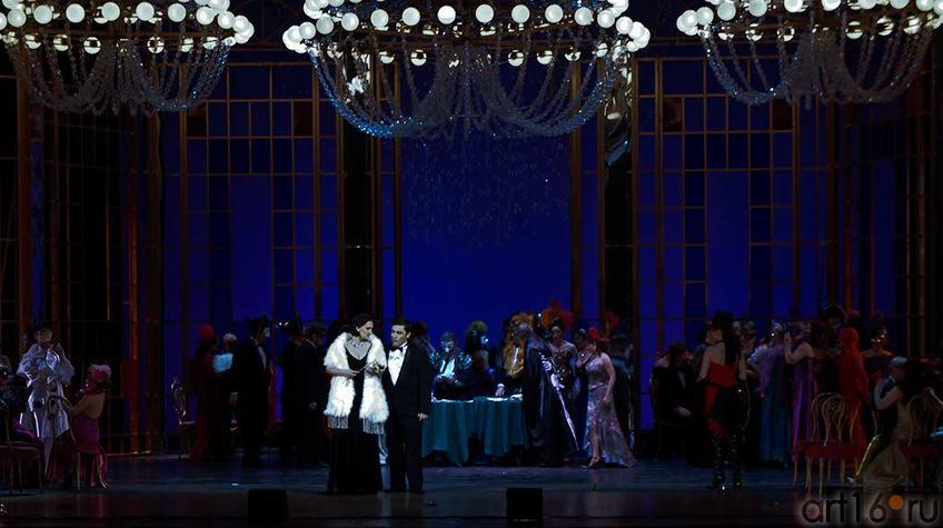 Действие второе, сцена вторая. Появляется Виолетта в сопровождении барона Дюфаля::Опера Джузеппе Верди «Травиата»