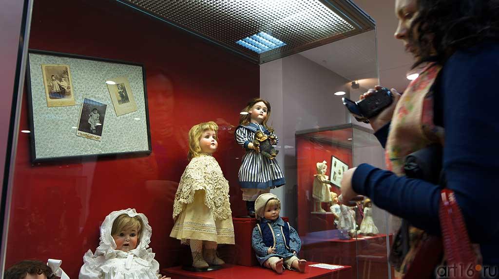 У витрина с Германскими куклами на выставке ʺТа самая куклаʺ::Та самая кукла