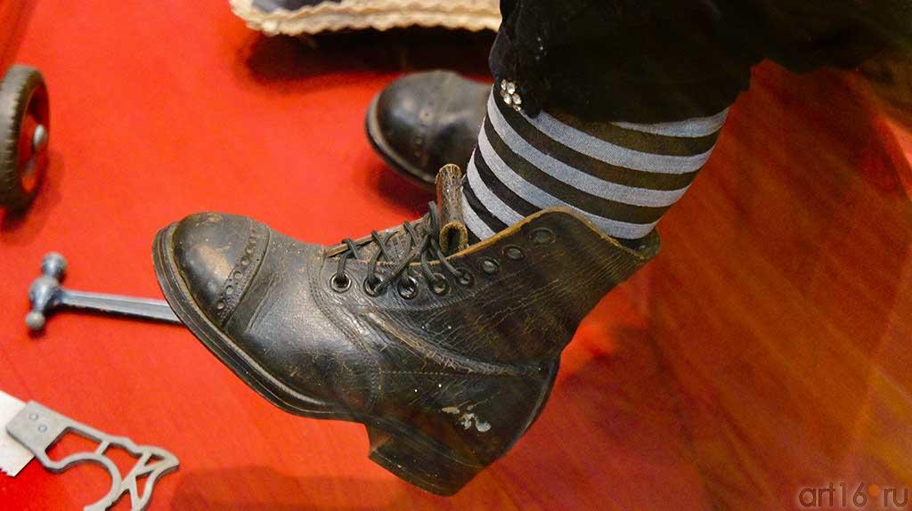 Арман Марсель, Германия, конец XIX фарфор. Фрагмент: ботинок на ноге куклы::Та самая кукла