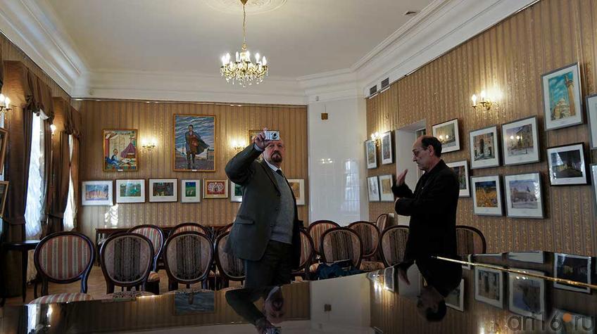 Рушан Шамсутдинов с другом Ильдусом на выставке Выставка «С мольбертом по трем континентам»::Шамсутдинов Рушан Галяфович. Выставка «С мольбертом по трем континентам»