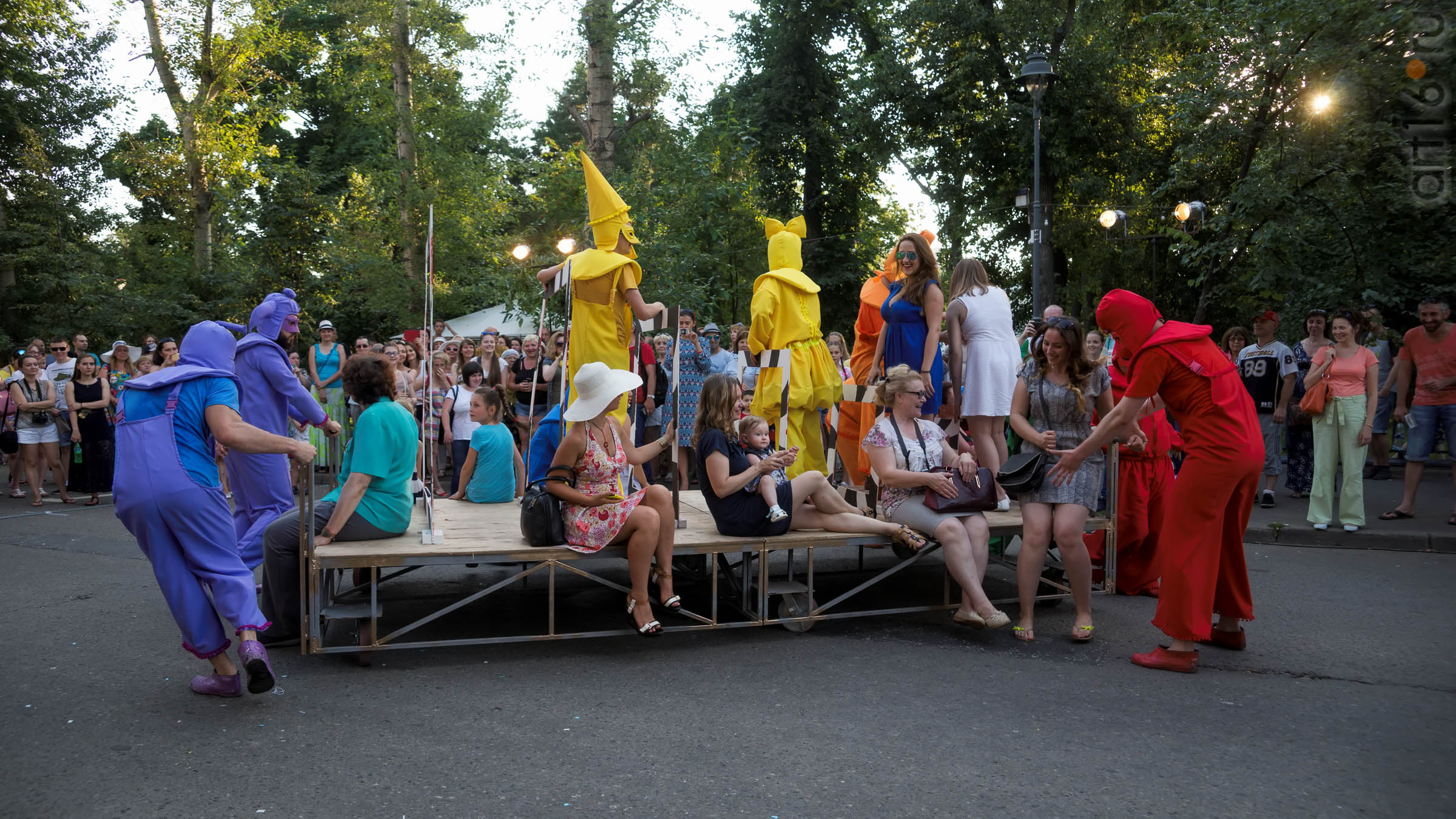 ::Окно в Париж. Фестиваль моды, дизайна и уличного перфоманса