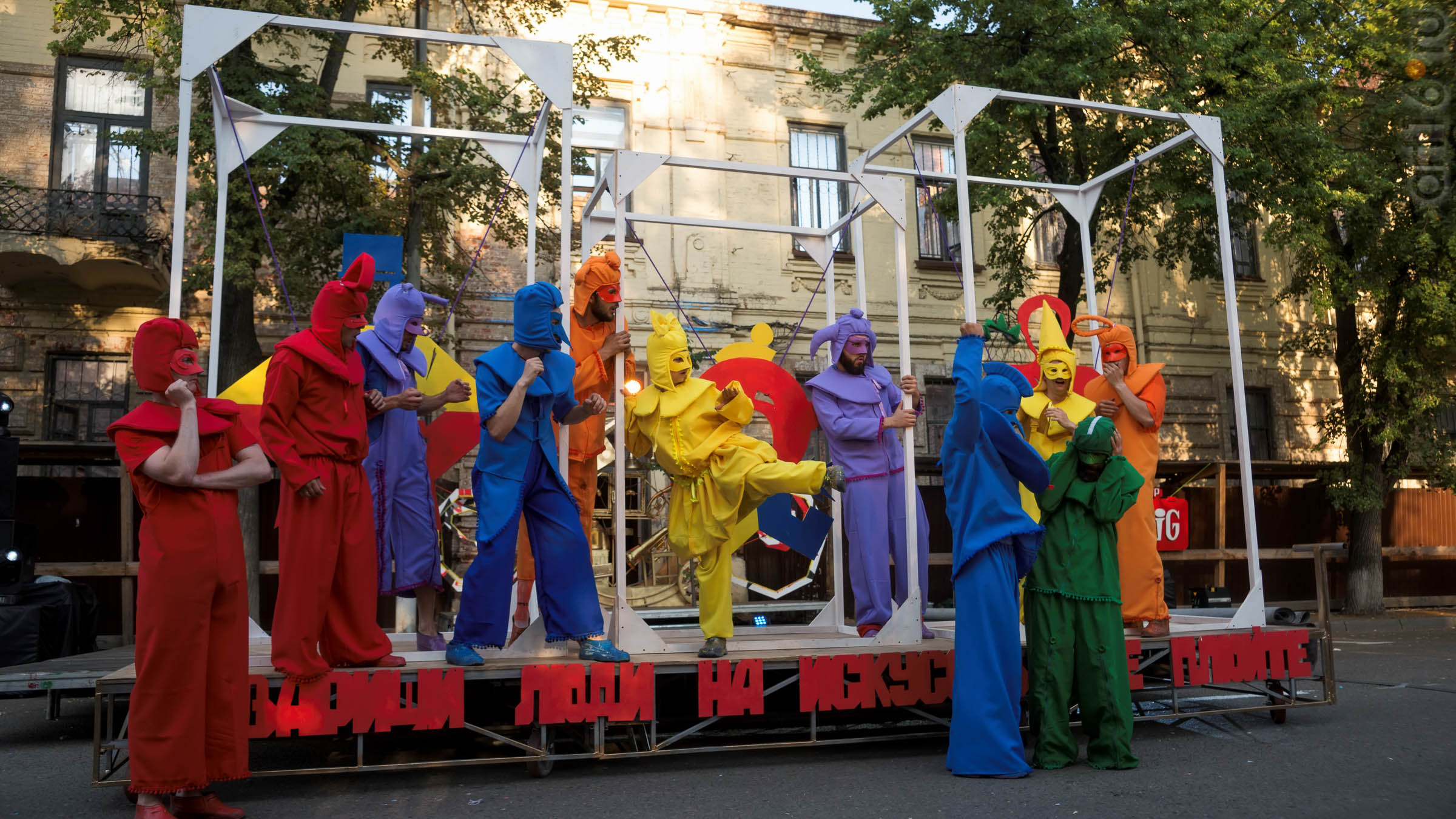 ::Окно в Париж. Фестиваль моды, дизайна и уличного перфоманса