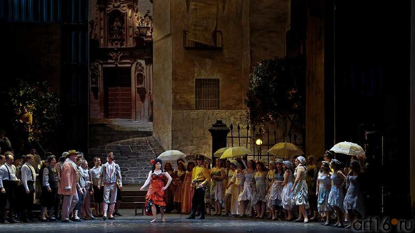 Появляется цыганка Кармен. Никто, да и она сама, не может знать, кто сегодня станет объектом её внимания, а кто завтра::Жорж Бизе «КАРМЕН»