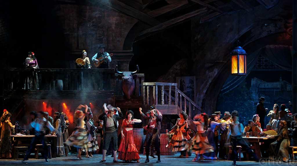 Действие второе. В таверне «Лилас Пастья» Кармен с подругами плясками развлекают посетителей::Жорж Бизе «КАРМЕН»