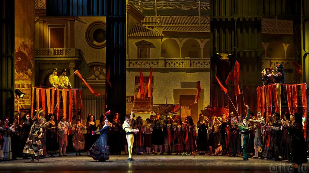 Площадь перед цирком в Севилье. Идут приготовления к бою быков. Площадь полна народа, кругом царит веселье_1::Жорж Бизе «КАРМЕН»