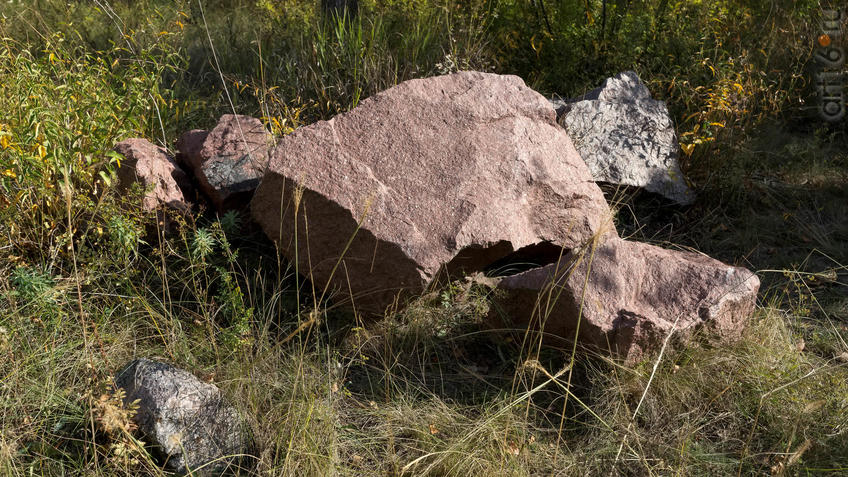 Фрагмент геолого-палеонтологической экспозиции МЗ ʺДивногорьеʺ - Гранит::Дивногорье. 2017 сентябрь