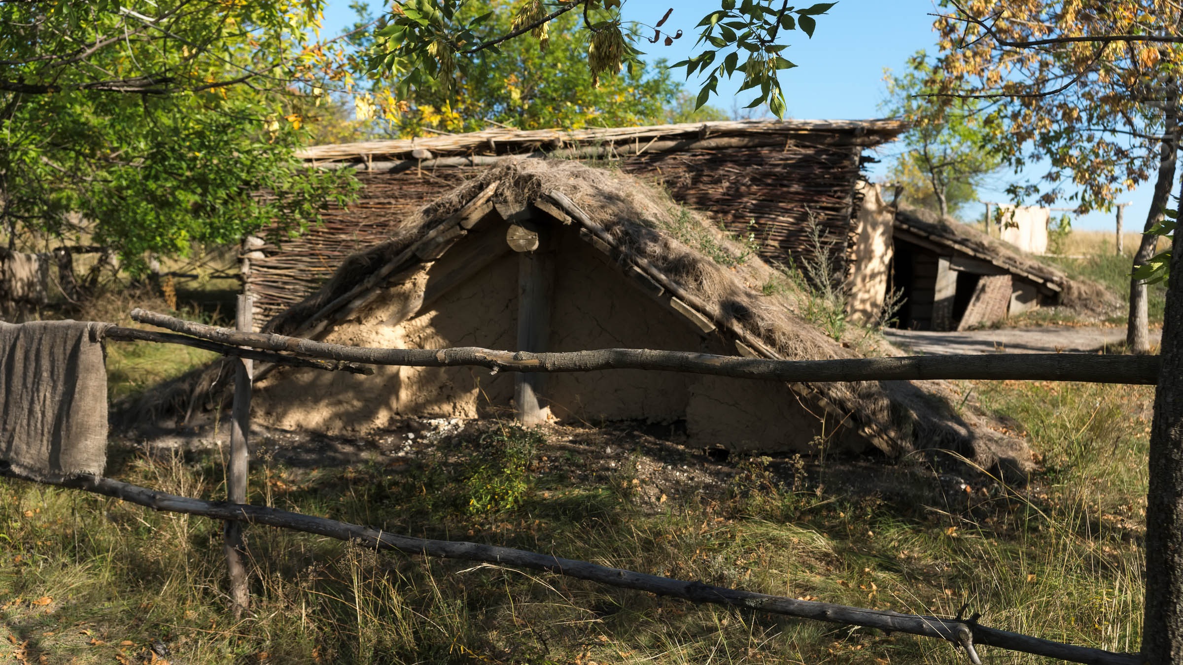 Саманные хижины. Археологический парк ʺОт кочевий к городамʺ::Дивногорье. 2017 сентябрь