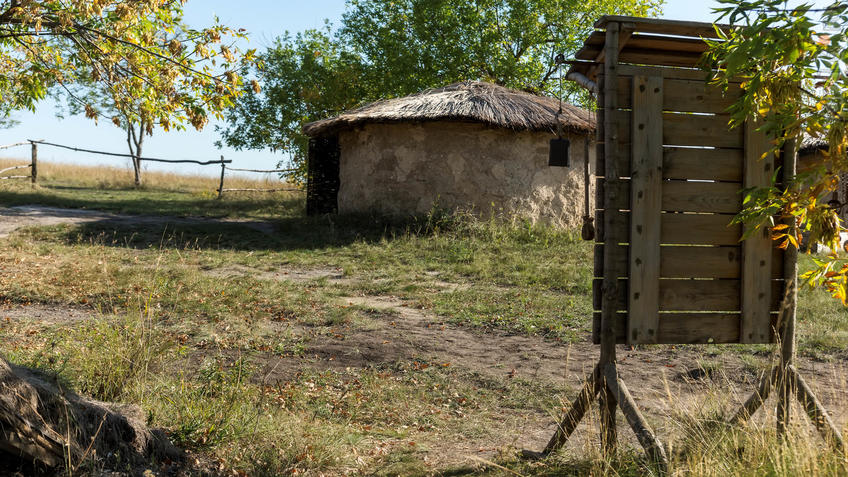 Саманные хижины. Археологический парк ʺОт кочевий к городамʺ::Дивногорье. 2017 сентябрь