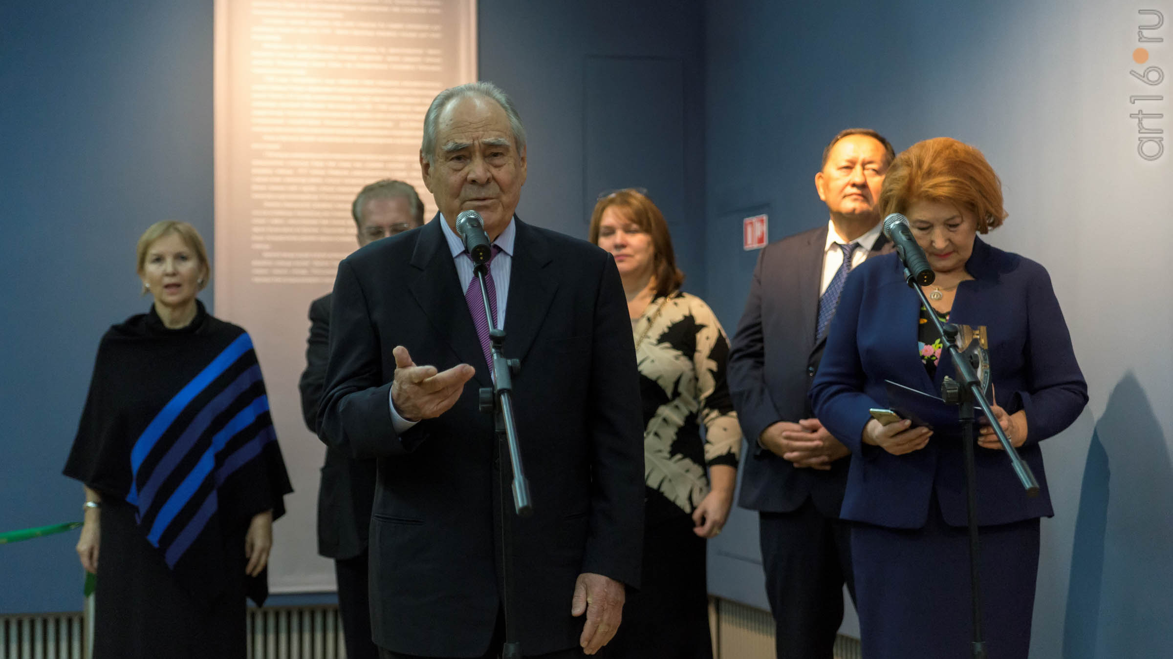 Минтимер Шарипович Шаймиев::Фарфор Петербурга. Под прозрачным льдом глазури