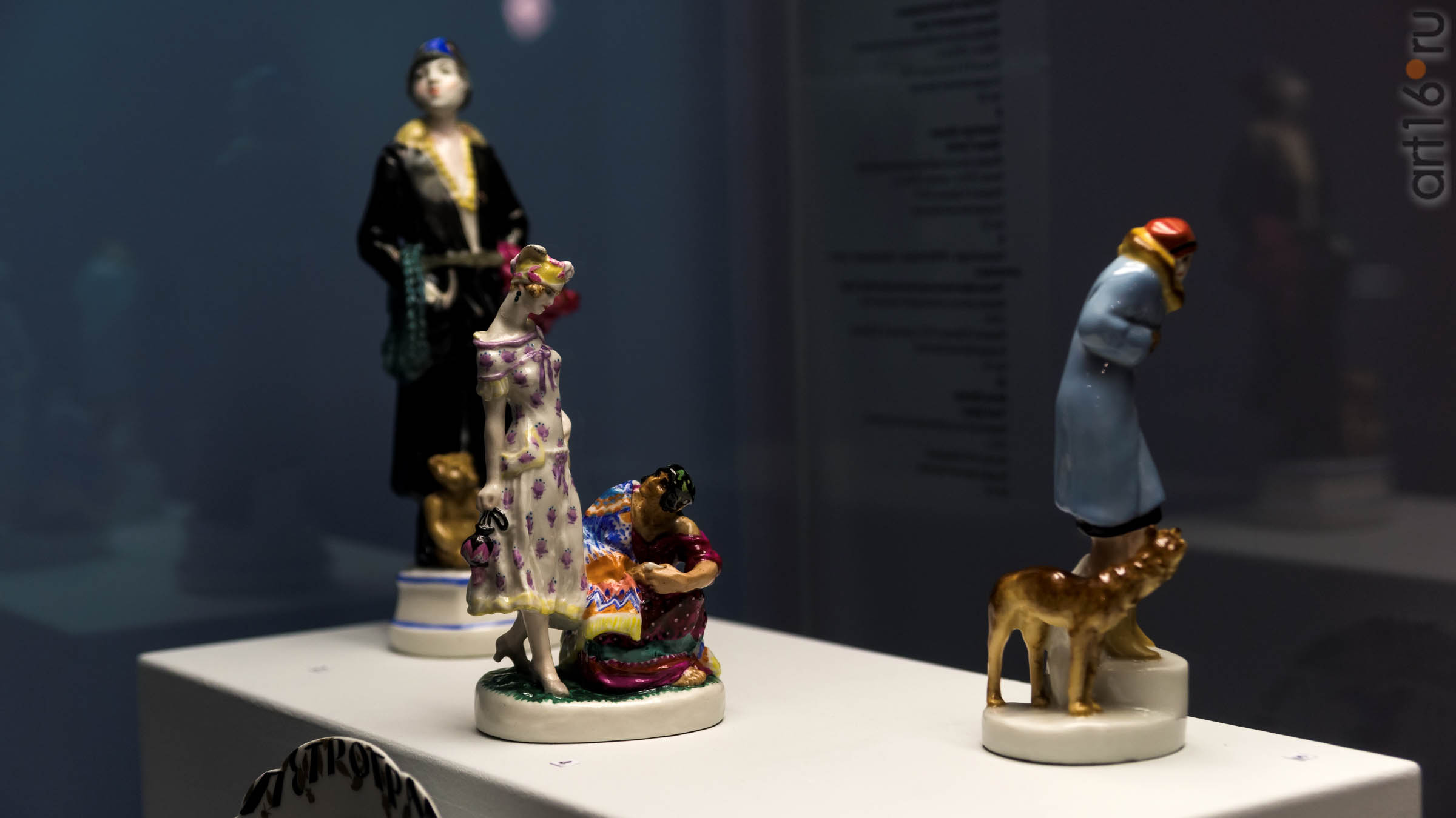 В центре: скульптурная группа ʺГадалкаʺ, 1930::Фарфор Петербурга. Под прозрачным льдом глазури