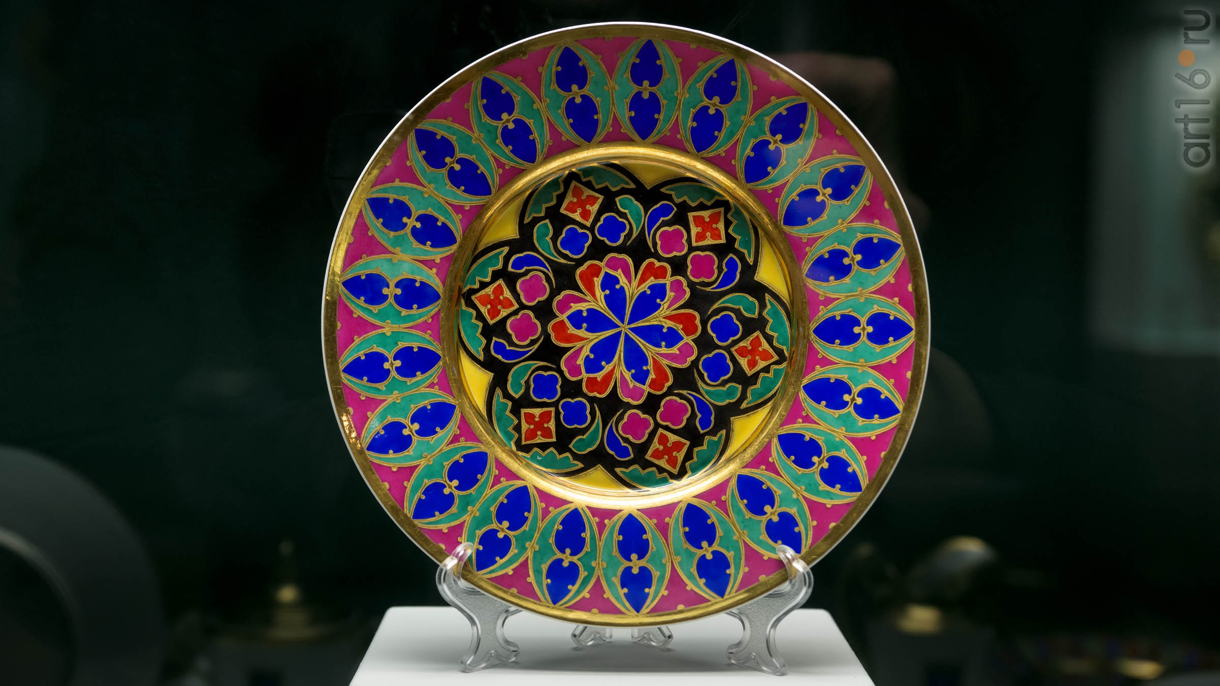 Тарелки десертные с росписью по мотивам готических витражей из сервиза для дворца Коттедж::Фарфор Петербурга. Под прозрачным льдом глазури