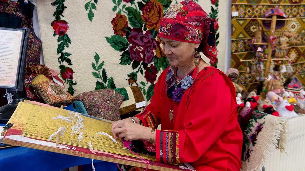 Край сотканный. Сибирское ковроткачество Тюменской области. Центр ремесел и промыслов в Тюмени. Тюменские народные промыслы. Промыслы Тюменской области.
