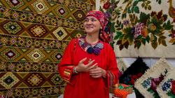 Людмила  Шатохина, (Тюмень ) на фоне Тюменских ковров
