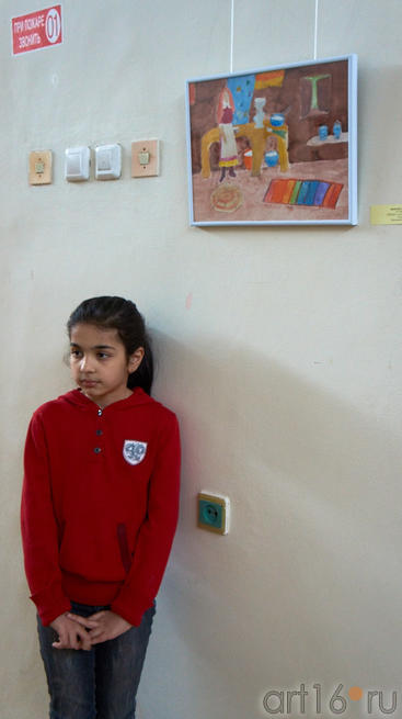 Шокари Сокина, 10 лет  у своего рисунка ʺ У сепаратораʺ::«Путешествие красного зонтика»