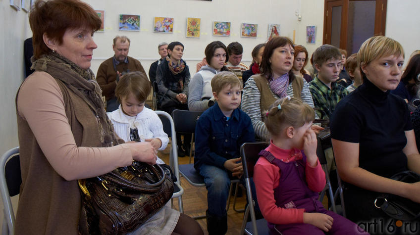 Участники выставки, родители, преподаватели::«Путешествие красного зонтика»