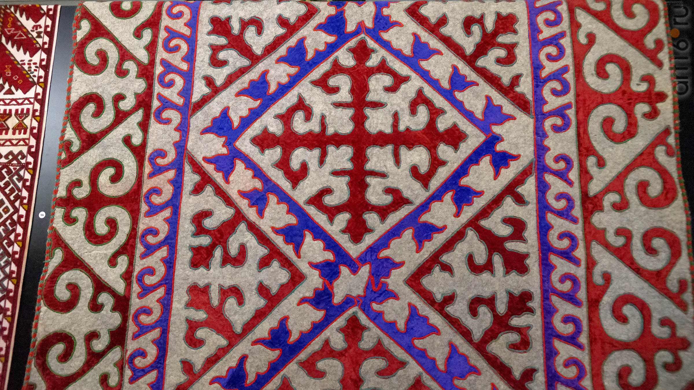 Ковер . Казахстан::Шествие Золотого человека по музеям мира