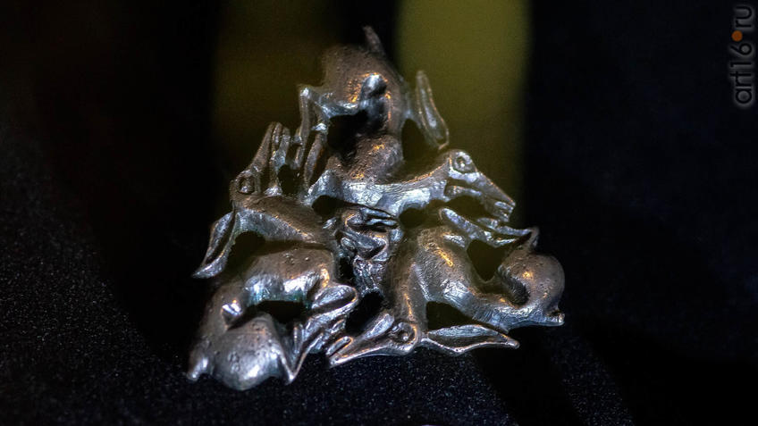  Деталь конского снаряжения с изображением трех оленей::Шествие Золотого человека по музеям мира