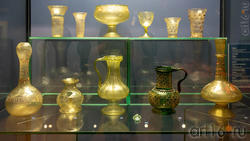 Кубки (1-2) /бокал / бокал /стаканы с налепами /бутыль /фрагмент пресованного стекла / ваза с гербрм султана Бейбарса / бутыль с