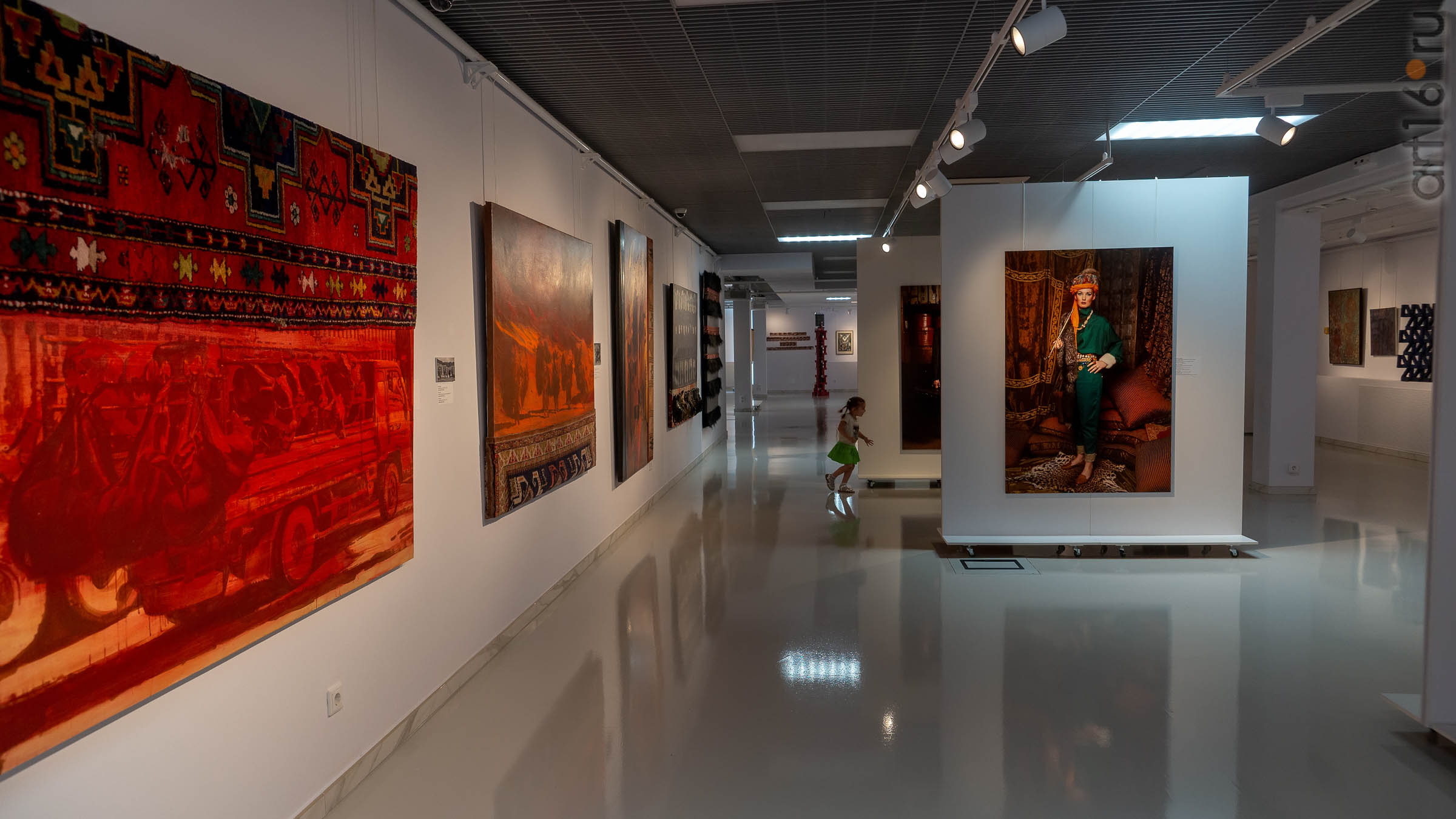 Фрагмент экспозиции выставки художников Дагестана::Transformatio. Современное искусство Дагестана