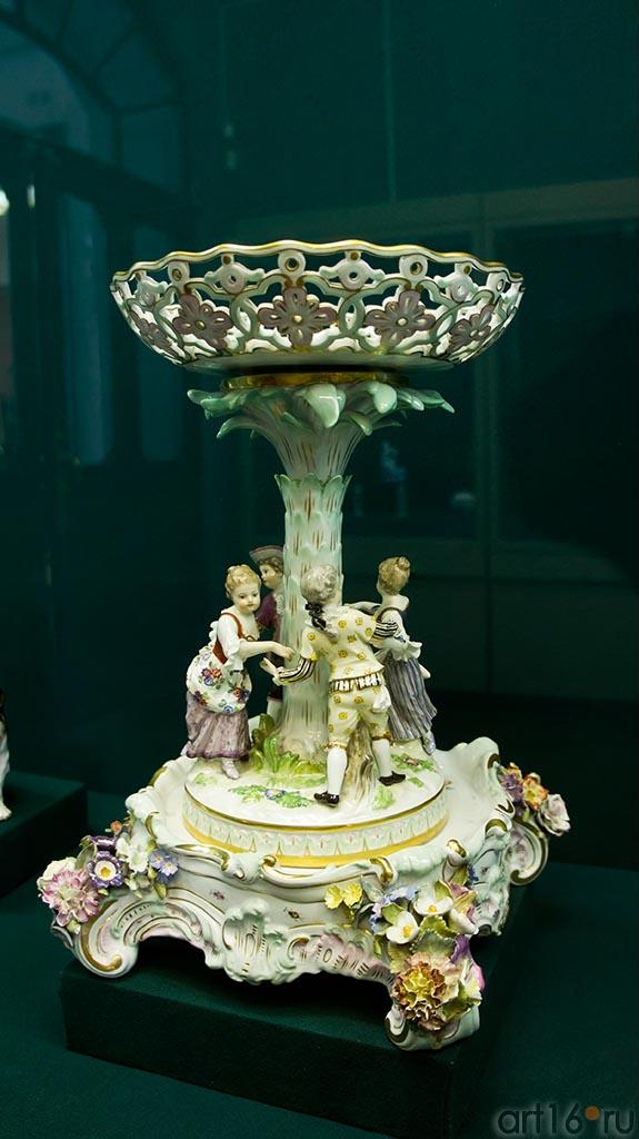 Ваза для фруктов с четырьмя фигурами в хороводе вокруг дерева. XIX::«Немцы в Казани»: «Видовая немецкая гравюра XVI – XVI», «Фарфор Германии» и выставка «Художественный мир семьи Визелей»