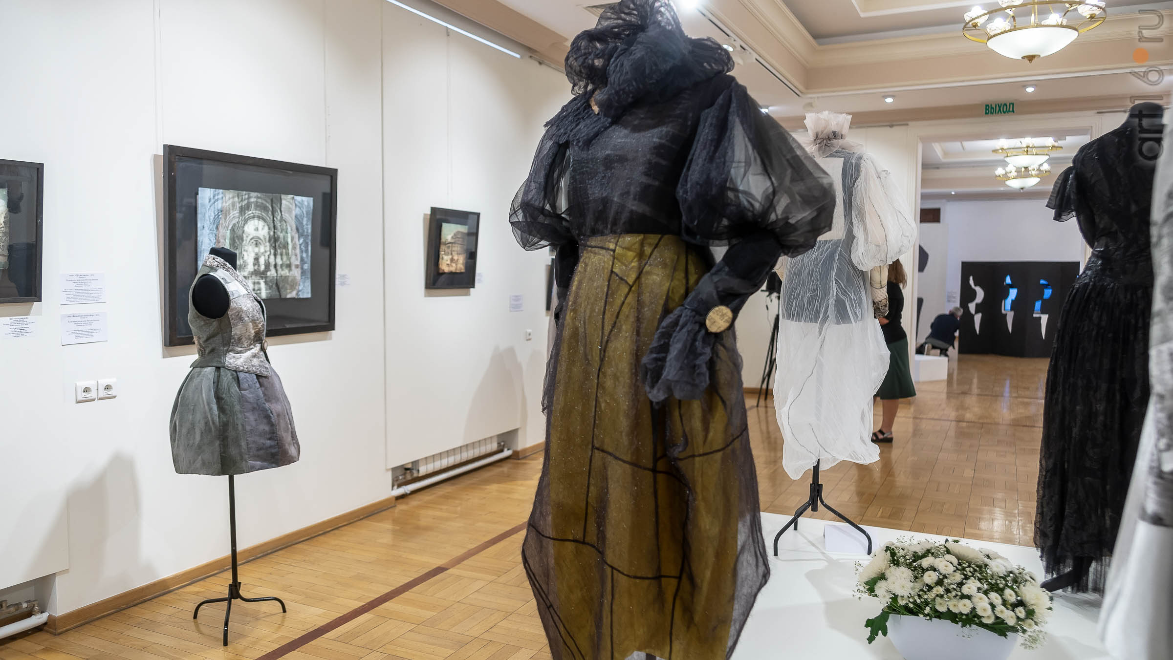 Платье ʺЧерный человекʺ. 2019, разм. 44.::5-я Казанская международная биеннале печатной графики «Всадник»